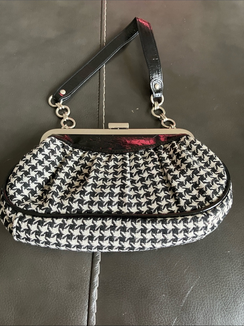 Unlisted houndstooth clutch wrislet